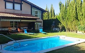 Vivienda El Olivo con piscina privada y jardín.